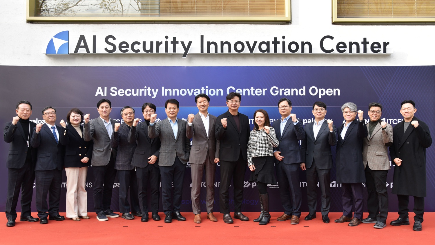 (왼쪽부터) 조재용 팔로알토 네트웍스 코리아 부사장, 이의길 아이티센피엔에스 상무, 박상규 팔로알토 네트웍스 코리아 대표, 강진모 아이티센그룹 회장, 미셸 소우(Michelle Saw) 팔로알토 네트웍스 아태지역 총괄 부사장, 한상욱 아이티센피엔에스 대표가 AI 시큐리티 이노베이션 센터 개소식에서 테이프 커팅을 하고 있다