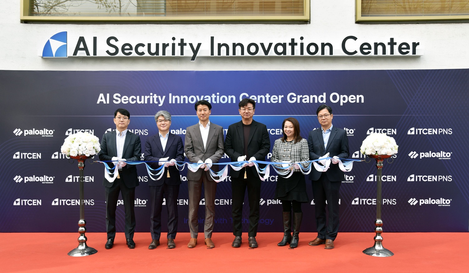 (왼쪽부터) 조재용 팔로알토 네트웍스 코리아 부사장, 이의길 아이티센피엔에스 상무, 박상규 팔로알토 네트웍스 코리아 대표, 강진모 아이티센그룹 회장, 미셸 소우(Michelle Saw) 팔로알토 네트웍스 아태지역 총괄 부사장, 한상욱 아이티센피엔에스 대표가 AI 시큐리티 이노베이션 센터 개소식에서 테이프 커팅을 하고 있다