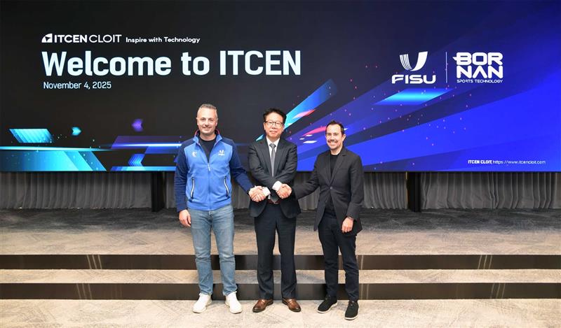 이세희 아이티센클로잇 대표(가운데)가 요압 디 프란체스코(Joab di FRANCESCO) FISU 기술·혁신부서장(왼쪽), 로베르토 가르시아 리오페드레(Roberto García Riopedre) 보르난 사업총괄임원(오른쪽)과 기념촬영을 하고 있다