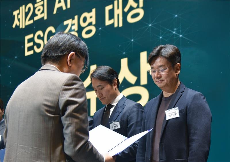 강진모 아이티센그룹 회장(오른쪽)이 ESG 경영 대상 최우수상을 수상하고 있다. 