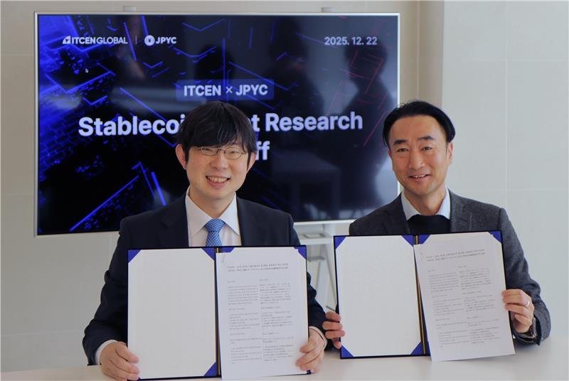 이상윤 한국금거래소디지털에셋·크레더 대표(오른쪽)와 오카베 노리타카 JPYC 대표가 공동 연구 추진을 위한 킥오프 행사 이후 기념촬영을 하고 있다.