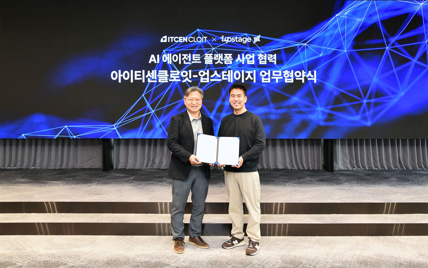 아이티센클로잇 조상철 부사장(왼쪽)과 업스테이지 권순일 CSO가 협약 체결 후 기념촬영을 하고 있다. 