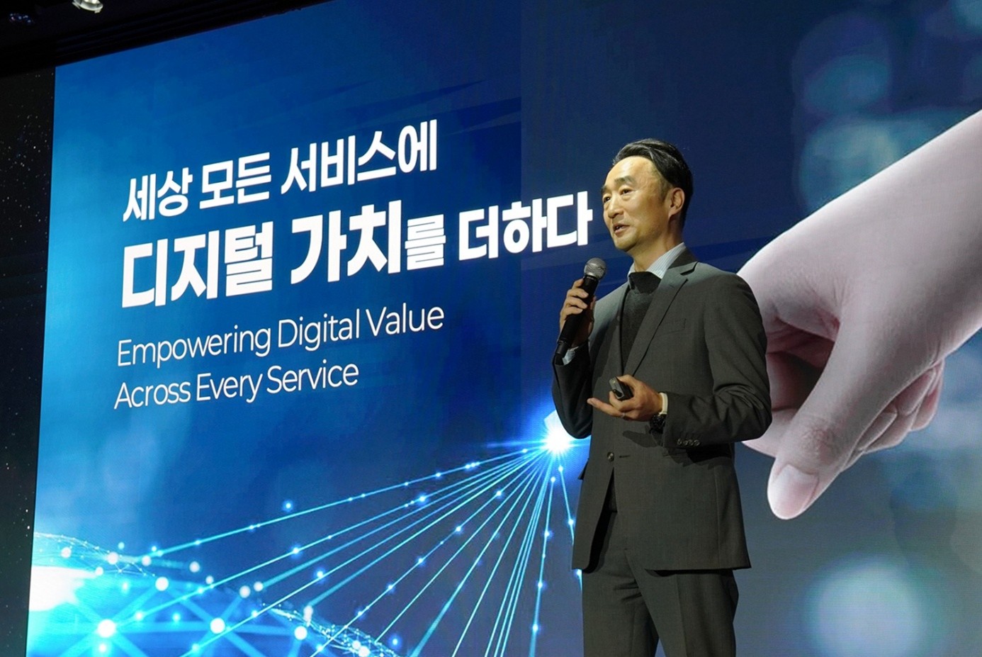 이상윤 한국금거래소디지털에셋·크레더 대표가 ‘월드크립토포럼’에서 ‘금본위 통장 서비스’의 출시 배경을 설명하고 있다.