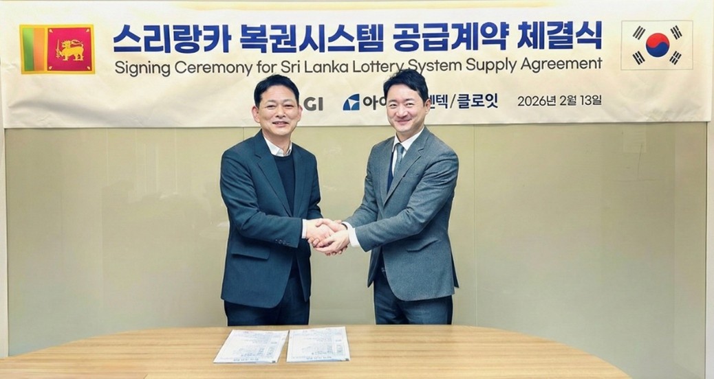 김윤관 아이티센 본부장(왼쪽)과 임정훈 SLGI 대표가 계약 체결 후 기념촬영을 하고 있다. 